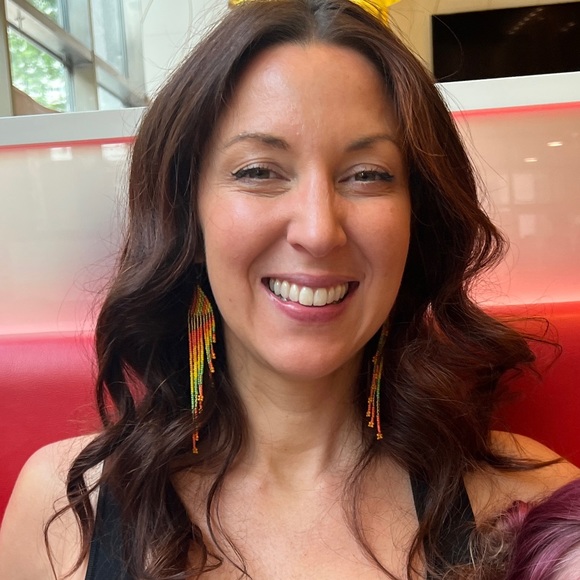 Meet your Posher, Laura - Picture 2 of 2